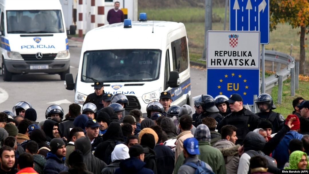 Policija spriječava migrante da uđu u Hrvatsku kod Velike Kladuše, listopad 2018.
