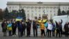 У центрі Херсона біля будівлі облдержадміністрації люди радіють звільненню міста від російської окупації та втечі російської армії. Херсон, 12 листопада 2022 року
