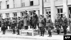 Спільний парад Вермахту і Червоної армії у Бресті 22 вересня 1939 року після вторгнення на територію Польщі військ Німеччини та СРСР. На трибуні (зліва направо): генерал-лейтенант Моріц фон Вікторин, генерал танкових військ Гейнц Гудеріан і радянський комбриг Семен Кривошеїн