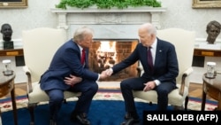 Президент США Джо Байден тисне руку новообраному президенту США Дональду Трампу під час зустрічі в Овальному кабінеті Білого дому у Вашингтоні, округ Колумбія, 13 листопада 2024 року