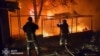 Odesa este lovită frecvent de ruși. În imagine: pompieri stingând un incendiu provocat de un atac rusesc la 16 mai, 2025. 