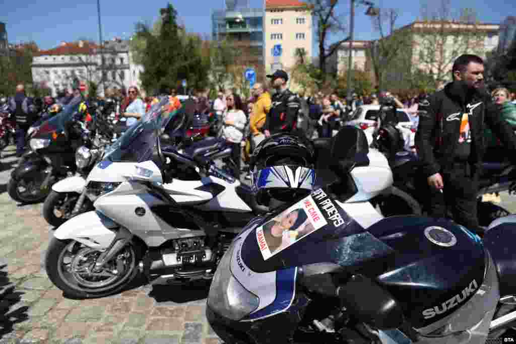 В демонстрацията се включиха представители на няколко мотоклуба. Движението около храма беше блокирано.