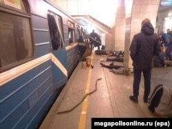 Последствия взрыва в питерском метро.