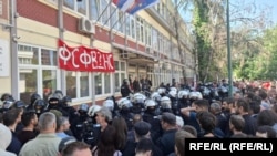 Policijska intervencija ispred Fakulteta sporta i fizičkog vaspitanja u Novom Sadu, 28. april 2025. 