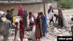 په افغانستان کې بېوزلۍ ماشومان سخت زیانمن کړي.