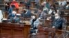 Sa jedne od sednica Skupštine Srbije, u prvim skupštinskim klupama iza zaštitnih tabli su Ivica Dačić (prvi s desna), predsednik Parlamenta i Maja Gojković, bišva predsednica Skupštine i aktuelna ministarka kuluture u Vladi Srbije. Zabeleženo 24. januara 2021.