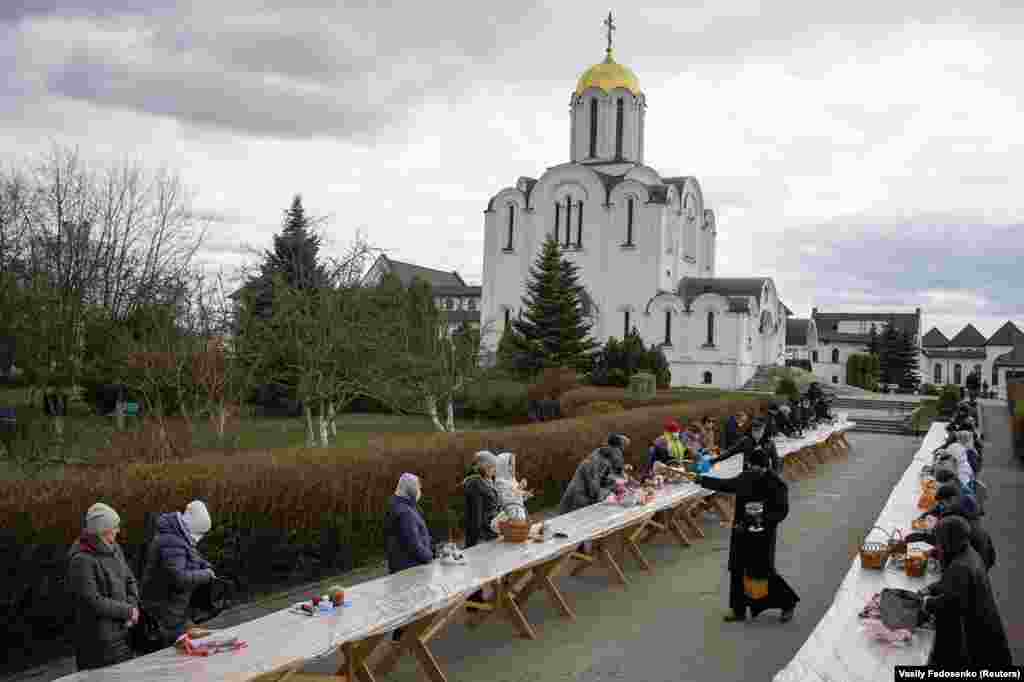 Білорусь не запроваджувала жорсткого карантину. Напередодні православного Великодня у Мінську православний священик окроплює святою водою віруючих, їхні пасочки і крашанки. 18 квітня 2020 року