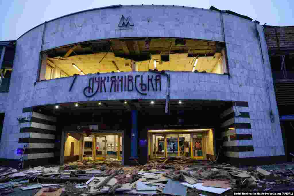 Вход на станцию ​​метро &laquo;Лукьяновская&raquo; в Киеве, поврежденный в результате российской атаки, 18 января 2025 года