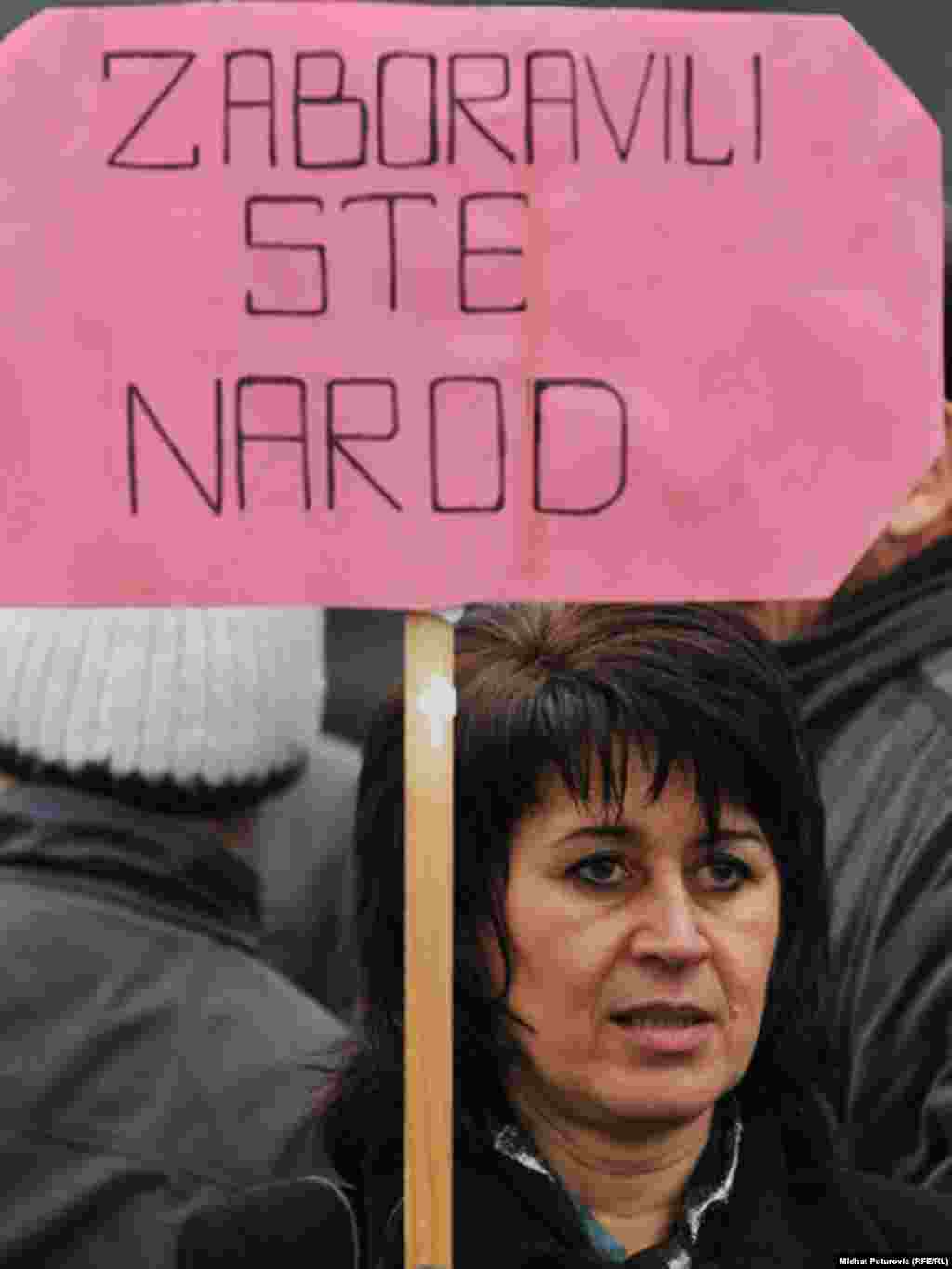 Mirni protest žena ispred zgrade Parlamenta BiH zbog neformiran​ja državne vlasti i ignorisanj​a Zakona o ravnopravn​osti spolova, Sarajevo, 24.11.2011.