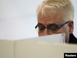 Predsjednik Hrvatske Ivo Josipović glasa na izborima, Zagreb, 4. prosinac 2011.