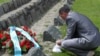 Сагит Сейтжанов на могиле своего дедушки Сейтжана Абишева. Фото предоставлено Посольством Казахстана в Чешской Республике и Словацкой Республике. Братислава, 8 мая 2010 года. 