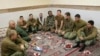 گزارش تازه می‌گوید ملوان‌ها برای تصویربرادری به اتاق بزرگی انتقال داده شده و از آنها خواسته شده در برابر دوربین‌ها خوشحالی بکنند