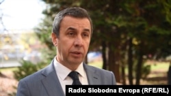 "Nažalost, stanovništvo i privreda trpe, jer namamo osjećaj šta znači dobra putna komunikacija", kaže Lindov, profesor na Saobraćajnom fakultetu u Sarajevu.