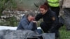<p>24 aprilie 2025, Kiev, Ucraina – O femeie jelește una dintre victimele atacului din noaptea de 23 spre 24 aprilie asupra capitalei Ucrainei.<br><br>Atacul, unul dintre cele mai atroce din ultimele luni, a survenit la câteva ore după ce Casa Albă le-a prezentat oficialilor ucraineni ceea ce echivala cu <a href="/a/zelenski-publica-declaratia-in-care-sua-denunta-anexarea-crimeei-in-primul-mandat-al-lui-trump-in-replica-la-reprosurile-presedintelui-sua/33394893.html" target="_blank"><strong>un ultimatum</strong></a> cu privire la o propunere a SUA de a pune capăt invaziei rusești din Ucraina, care durează de 38 de luni.