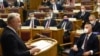 Prve odluke nove Vlade Crne Gore kritikuju predstavnici ranije vlasti, ali su zbunjeni i neki iz vladajuće koalicije. Na slici premijer Zdravko Krivokapić izlaže program pred liderom na izborima poražene stranke, te predsjednikom države Milom Đukanovićem. 2. decembar 2020.