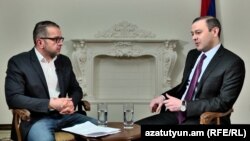 секретарь Совета безопасности Армении Армен Григорян (справа) дает интервью журналисту Радио Азатутюн Саргису Арутюняну, 16 февраля 2021 г.