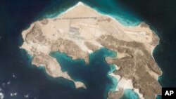 یک باند پرواز مرموز در جزیرهٔ مایون، در نزدیکی تنگهٔ باب‌المندب، برای فرود هواپیماهای جنگی و بمب‌افکن‌های بی-۲ آماده شده است