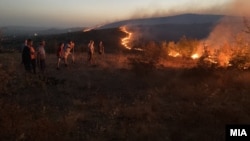 Пожар во Кочани. Неколку граѓани побарале помош поради отежнато дишење од чадот. Оштетени се куќи и возила. 02.08.2021.