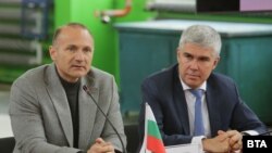 Владимир Малинов (дясно) и тогавашния министър на енергетиката Росен Христов при сключването на договора за нови сондажи в газохранилището "Чирен". Снимката е от 5 април 2023 г.