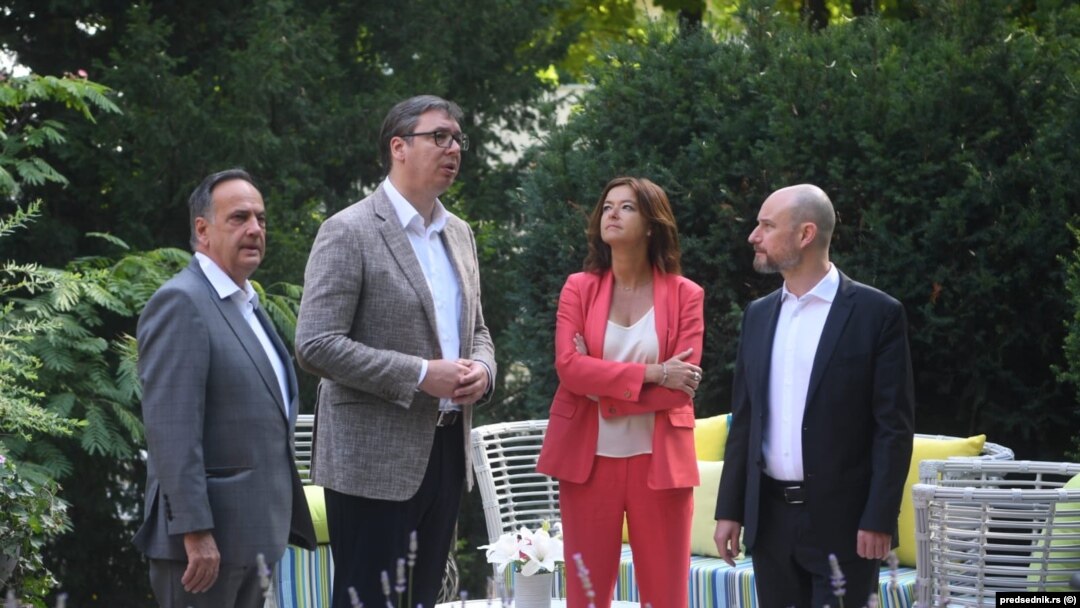 Evroparlamentarci Knut Fleckenstein (prvi s leva), Tanja Fajon i Vladimir Bilčik (prvi s desna) sa predsednikom Srbije Aleksandrom Vučićem u Beogradu, 9. juli 2021.