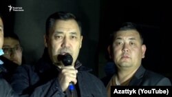 Садыр Жапаров во время выступления перед своими сторонниками у здания правительства. Бишкек. 8 октября 2020 года.