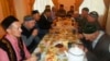 Бәйрәм өстәле артында ир-атлар. Сулдан беренче Илмир хәзрәт Касимов