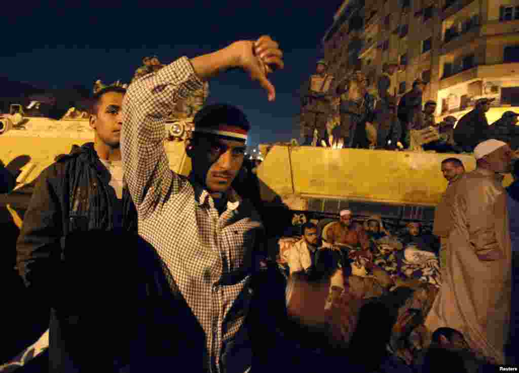 Demonstranti na Tahrir trgu prate govor predsjednika Mubaraka, 10.02.2011. Foto: Reuters / Yannis Behrakis 