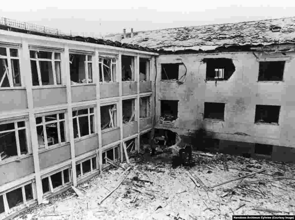 Соли 1981 ба бинои РАО/РО бомбае партоб шуд. Муассирияти кори радио боиси ҳамлаҳо ба бинои он ва ҳам хабарнигоронаш шудааст. Соли 1981 эҳтимолан бо маблағгузории режими Николай Чаушеску дар Руминия, Илич Рамирез Санчез, як пайрави ашаддии ақидаҳои марксистии зодаи Венесуэла (маъруф бо лақаби Карлоси Шағол) ба як қисми бинои РАО/РО дар Мюнҳен бомба партоб кард. Чанд нафар дар дохили ин бино маҷрӯҳ шуданд