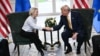 Președintele SUA, Donald Trump (dreapta), strânge mâna președintei Comisiei Europene, Ursula von der Leyen (stânga), după ce au convenit asupra unui acord comercial între cele UE și SUA.