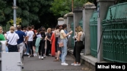 Absolvenții de clasa a VIII-a vor afla pe 23 iulie dacă au fost admiși la liceul dorit. Poză generică