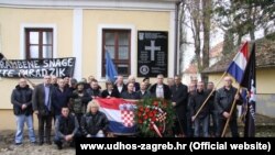 "Spomen ploča u Jasenovcu s ustaškim pozdravom 'Za dom spremni' bila je samo ''točka na i'" (Pripadnici HOS-a kraj sporne table, 5. 12. 2016)
