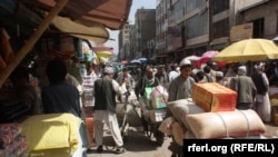 در گزارش بانک جهانی آمده است که مواد غذایی در بازار های افغانستان موجود است اما تقاضا و یا قدرت خرید کم است
