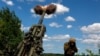 Ukrajinski vojnik gađa ruske položaje koristeći američku haubicu M777 u blizini linije fronta u regionu Donjecka. (arhivska fotografija)