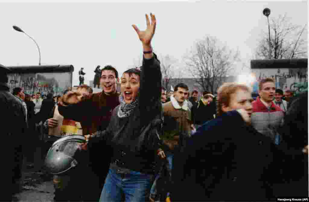 Декабри соли 1989 девори Берлин суқут кард.Баъди яке паси ҳамдигар аз ҳам пошида шудани режимҳои коммунистӣ дар Аврупо, буҷаи радио коҳиш дода шуд.