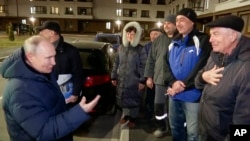 Путін відвідує захоплений Маріуполь у 2023 році. З 2014-го фронт проходив у 20-ти кілометрах від міста