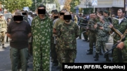 Українські військовополонені під час так званого «маршу», що його провело в Донецьку угруповання «ДНР», яке визнане в Україні терористичним
