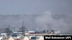 Dim iznad Međunarodnog aerodroma Hamid Karzai nakon samoubilačkog napada, 26. avgusta