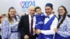 Ruski predsjednik Vladimir Putin pozira s učesnicima događaja "Rođaci i voljeni" u okviru Foruma ruske porodice u Moskvi, 23. januara 2024.
