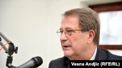 Spoljnopolitički analitičar Boško Jakšić smatra da nema dovoljno volje kod vlasti u Beogradu da se tvrdnje ruskih aktivista istraže.