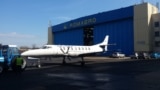 Un avion iese din hangarul Romaero, după lucrări de reparații și mentenanță, în 2018.