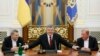 Ахтем Чийгоз, Петр Порошенко и Ильми Умеров во время встречи в Администрации президента, 27 октября 2017 года
