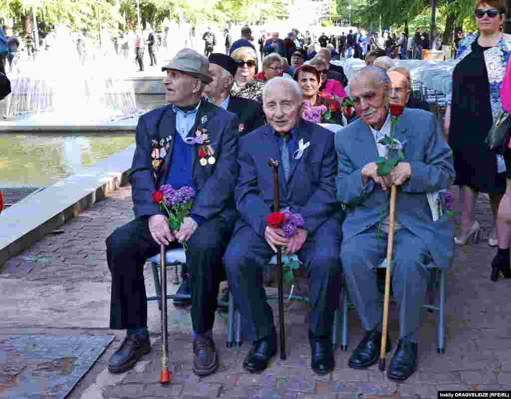Участники трудового фронта детьми в военное время помогали фронту, заготавливая и отправляя продукты.