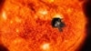 На илустративна фотографија на НАСА се гледа како сондата Паркер поминува покрај Сонцето