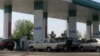Aşgabat-Mary ýolundaky benzin stansiýasy, Türkmenistan (arhiw suraty)