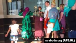 Паноҳҷӯёни эҳтимолӣ дар истгоҳи Брест. Акс аз бойгонӣ