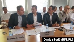 Zoran Lutovac (levo) i Nebojša Zelenović (u sredini) na okruglom stolu predstavnika vlasti i opozicije u Beogradu, 19. avgusta