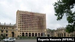 Разумеется, можно быть сторонником и даже страстным поборником возвращения Абхазии в состав Грузии; из таких людей, в общем-то, и состоит грузинское общество