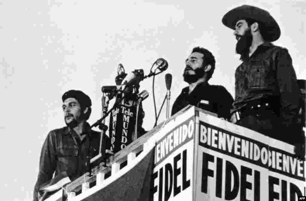 Castro (u sredini) drži govor u Havni 1959. U njegovom prisustvu su kompanjoni, revolucionaristi Ernesto Che Guevara (lijevo) i Camilo Cienfuegos (desno).