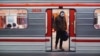 Вагон метро о 7:40 ранку 17 березня, на наступний день після того, як міська рада Праги оголосила, що люди повинні носити захисні маски під час поїздок у транспорті.