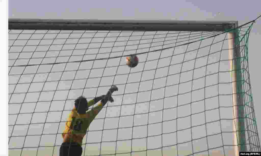 Pakistan's goalkeeper Saqib Hanif (L).